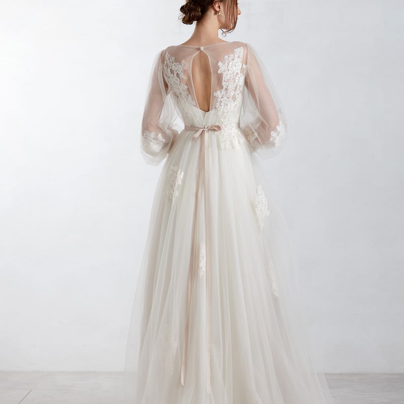 ウェディングドレス 上品透け袖 サッシュベルト 流れる透け花レース  