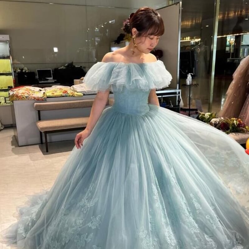 フリルがオシャレな総スパンコールのオフショル ロングドレス スパンコールにフリルがオシャレで美しいオフショルロングドレス