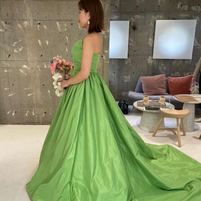 パーティードレス グリーン 抜群のおしゃれ見え ベアトップ 光沢感  