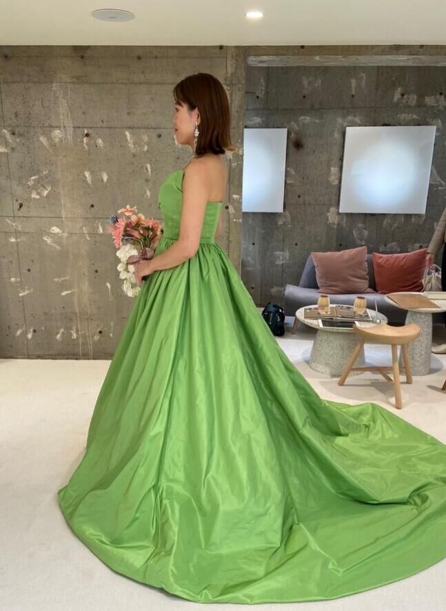 パーティードレス グリーン 抜群のおしゃれ見え ベアトップ 光沢感  