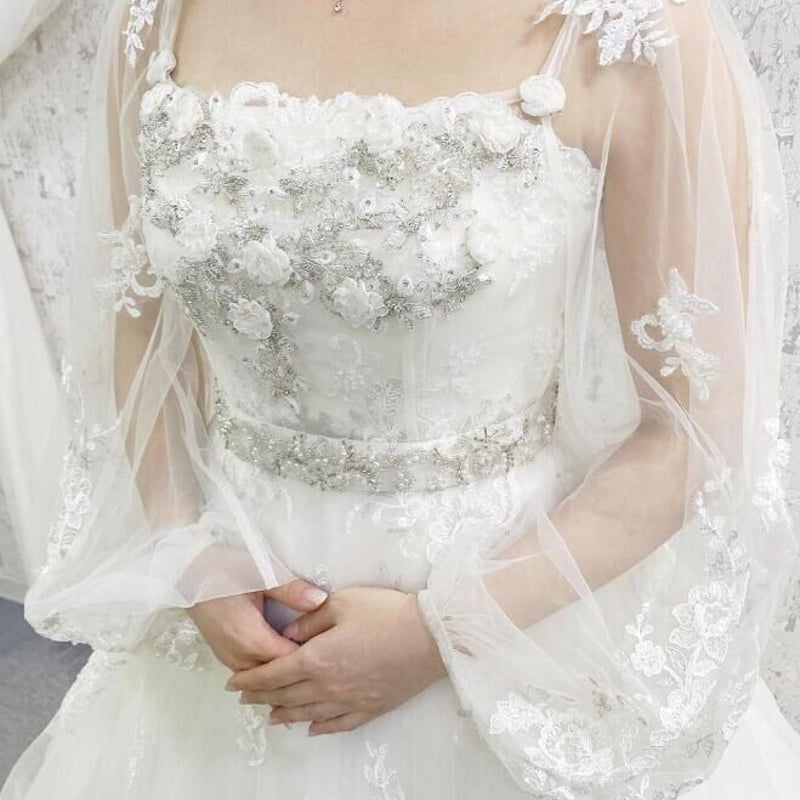 ウエディングドレス シースルー袖 3D立体レース刺繍 裾に繊細レースを  
