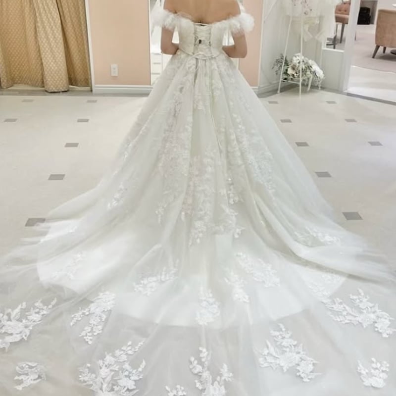 美品　ウェディングドレス花柄オフホワイト ウエディングドレス オフホワイト オフショルダー 花柄モチーフで刺繍