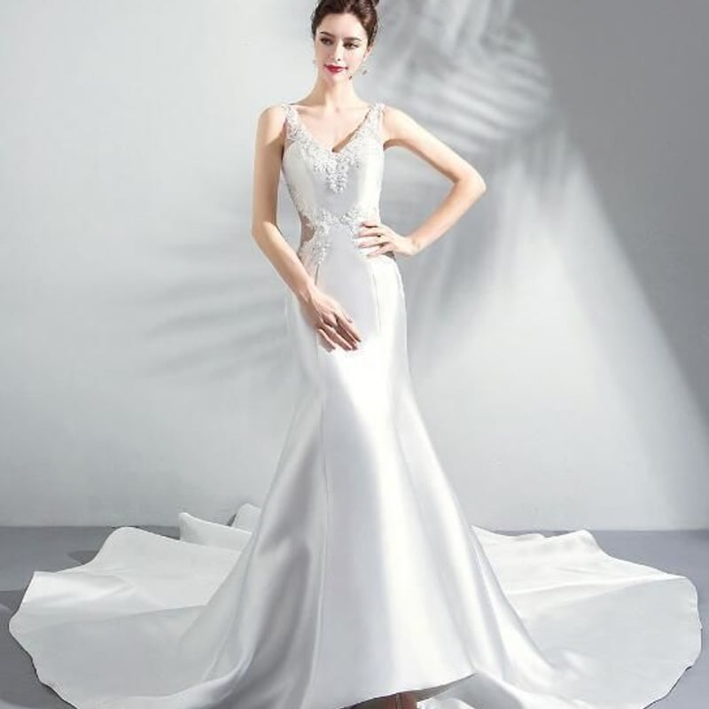 ウエディングドレス ホワイト 光沢サテン 繊細レース 深Vネックド  