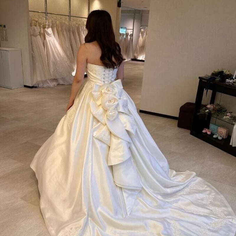 ウエディングドレス ベアトップ ふっくら柔らかなバックリボン 裾に