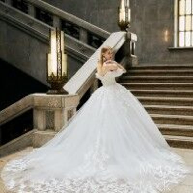 ウエディングドレス 取り外しオフショルダー 裾に繊細レースをあしらっ  