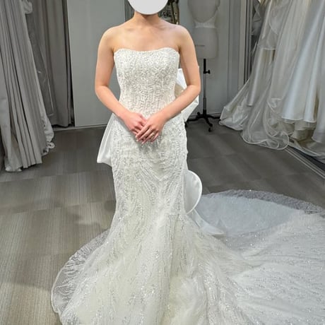 ウエディングドレス  オフホワイト  キラキラ光る刺繍  取り外し可能なオフショルダー   ソフトマーメイドライン  立体ドレープ   華やかなトレーン   結婚式