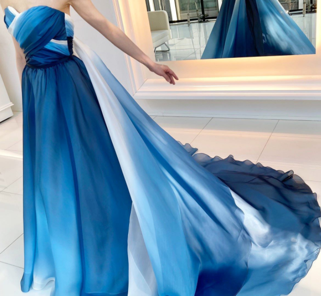 輝きな光彩を放つ カラードレス オーダーメイド 青のグラデーション