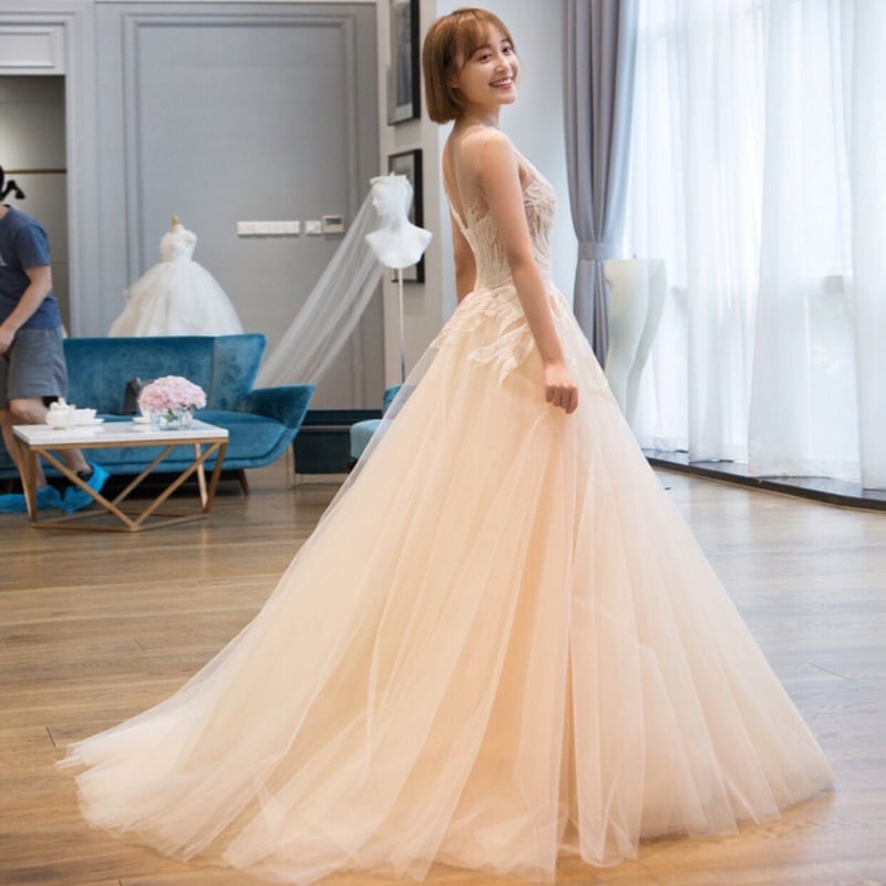 シャンシャン♡ウエデェングドレスご紹介♡ ウエディングドレス シャンパン色 枝花刺繍 上品透け袖 編み上げ