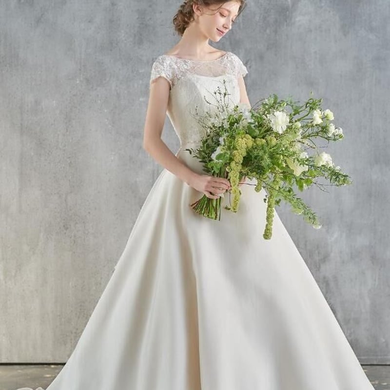 ウェディングドレス キラキラ光る刺繍 背中見せ 華やか ブライダル 前 