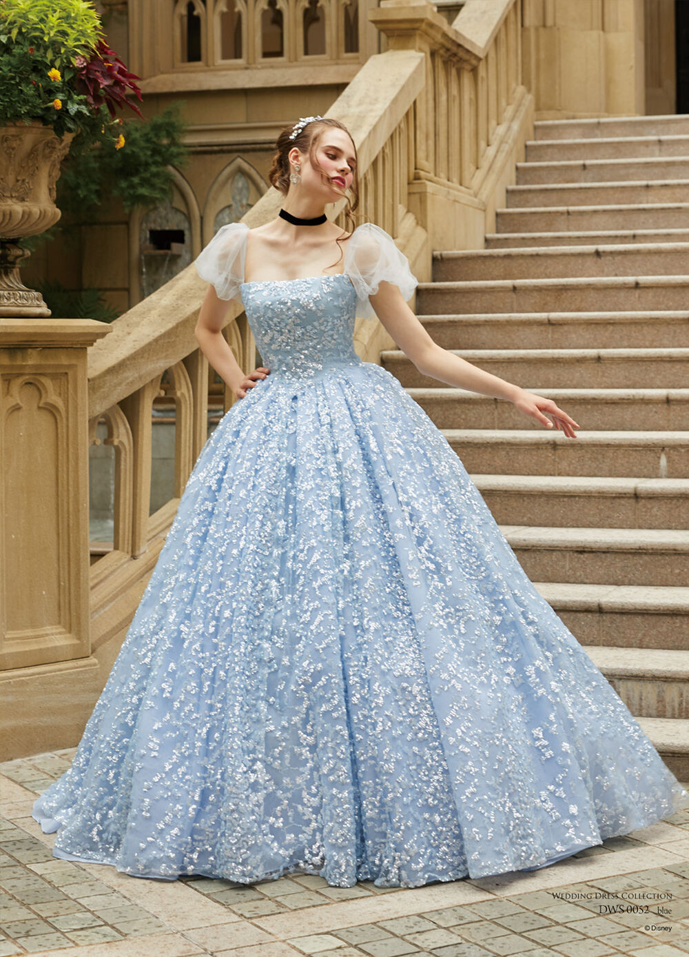 ウエディングドレス 水色 プリンセスライン フレアスカート 背中見せ