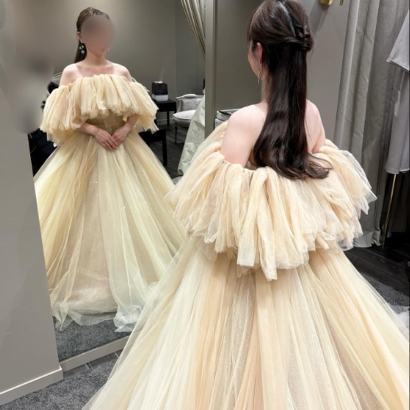 カラードレス 薄シャンパンの色 オフショルダー 華やかなトレーン 花嫁