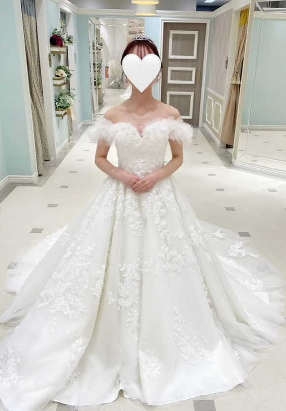 ウエディングドレス オフホワイト オフショルダー 花柄モチーフで刺繍