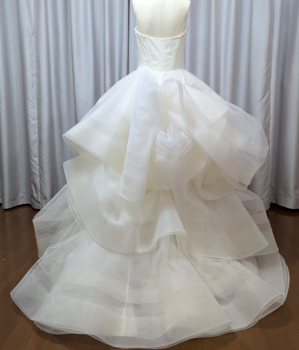 ウエディングドレス オフホワイト ベアトップ ファスナー ラッフル