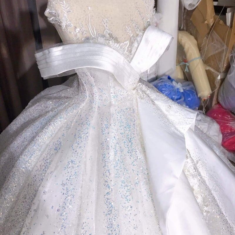 め*め様 完売品⭐︎スパンコールフラワードレス　ホワイト ラインフラワープリントギャザースリーブマーメイドワンピース