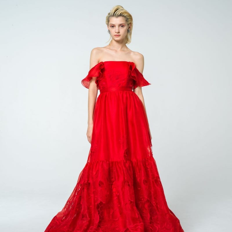 ロングドレス 赤 高級感 光沢のあるシルク ベアトップ 花柄のモチーフ ...