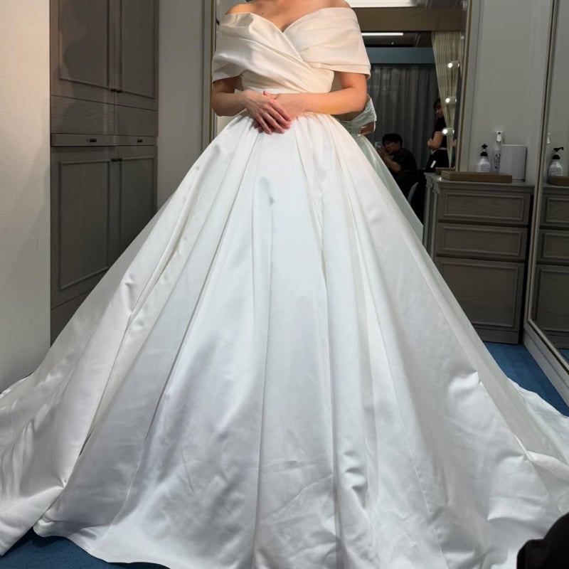 ホワイトオフショルダーサテンロングウエディングドレス 楽天市場】花嫁 ウェディングドレス オフショルダー Aライン