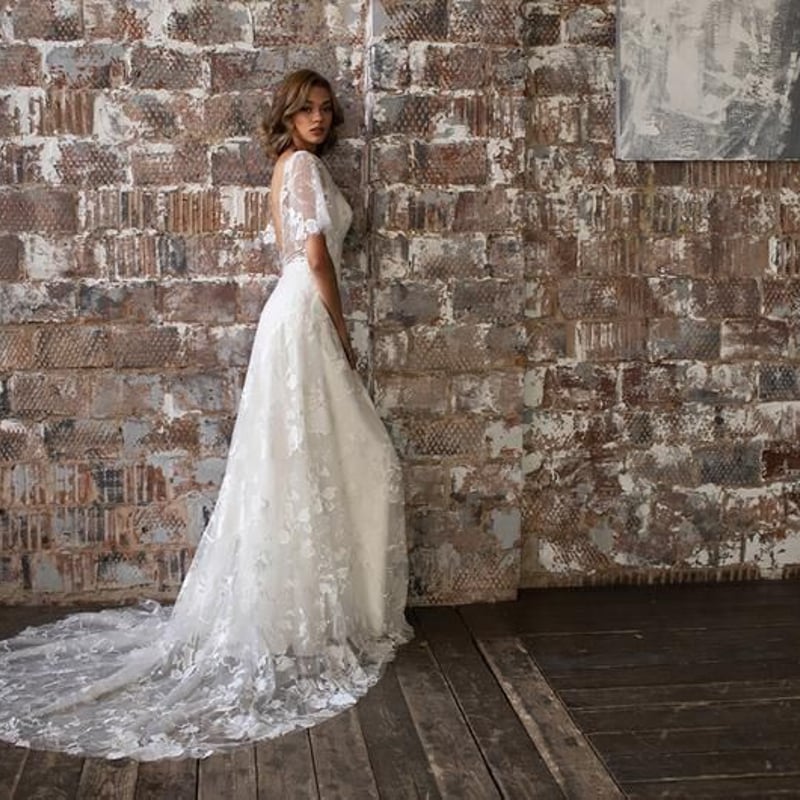 大好評中！総レースウエディングドレス ふわふわ袖 背中見せ  