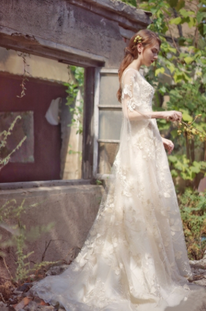 高品質！Vネックドレスレースウエディングドレス 薄シャンパンの色 姫  