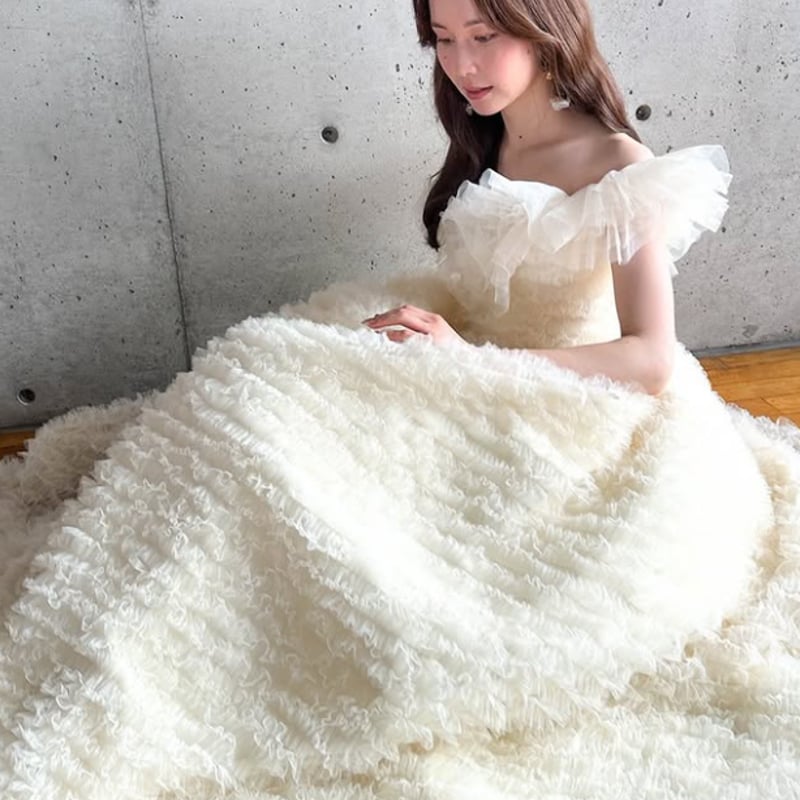 ウエディングドレス オフホワイト フリルオフショルダー もこもこ