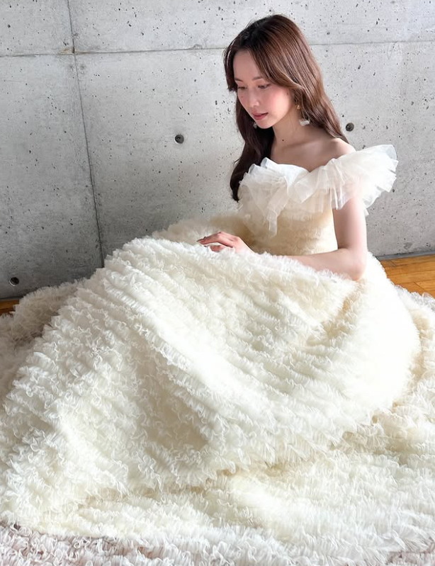 ウエディングドレス オフホワイト フリルオフショルダー もこもこ