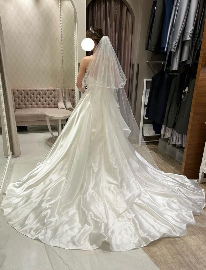 豪華！ ウェディングドレス 光沢感 ベアトップ ラッフルフリル オフ  