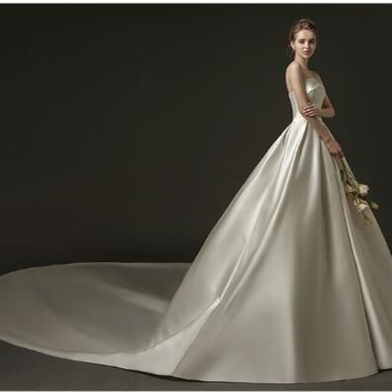 ウエディングドレス ホワイト 光沢サテン ベアトップ ロングトレーン  