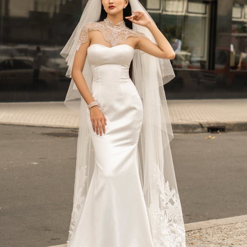 大好評中！ベアトップ ウエディングドレス オフホワイト 短トレーン  