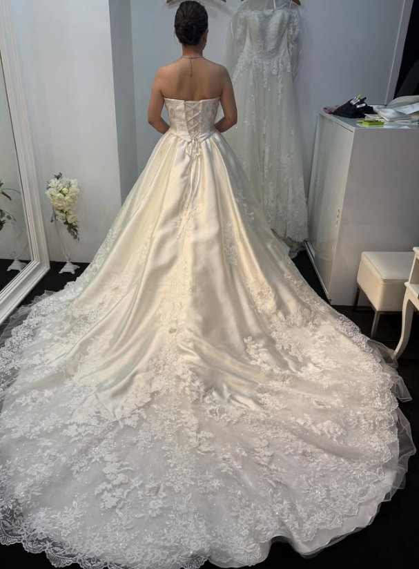 ウエディングドレス オフホワイト 繊細なレース 光沢サテン 華やかな