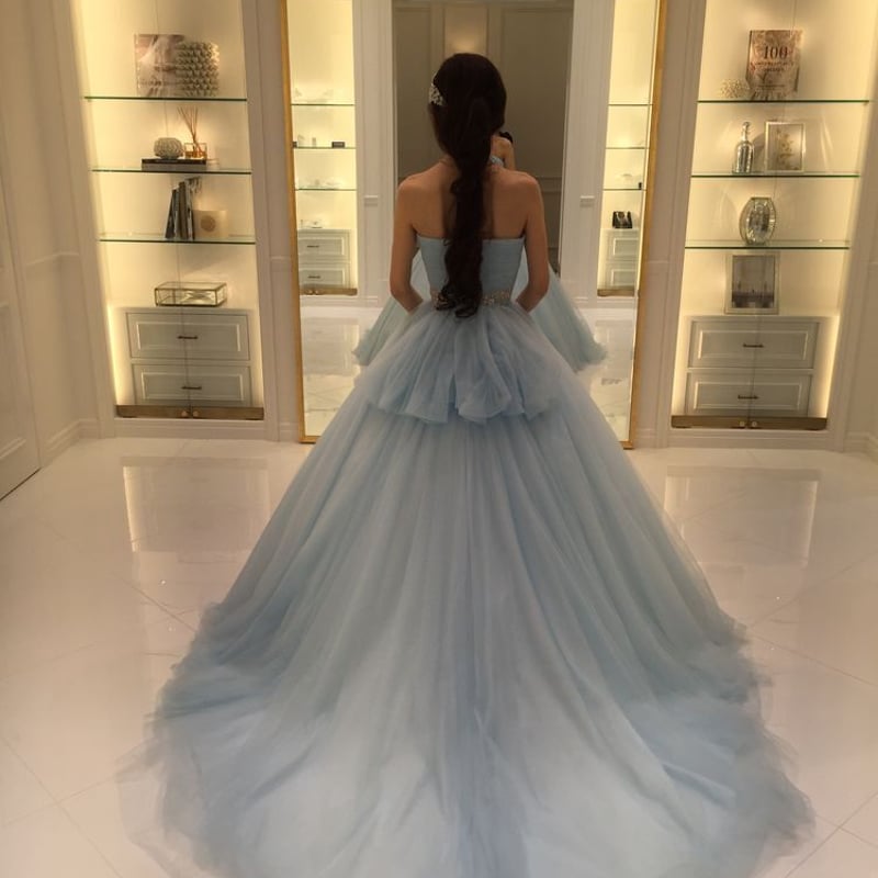 カラードレス 柔らかい雰囲気 ウエディングドレス 爽やかな水色 リボン