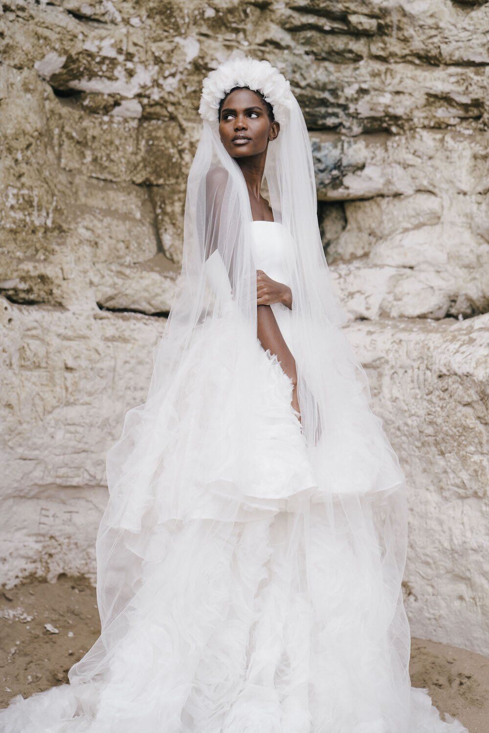 ウエディングドレスマリアベール 花柄のモチーフ刺繍が美しくベア