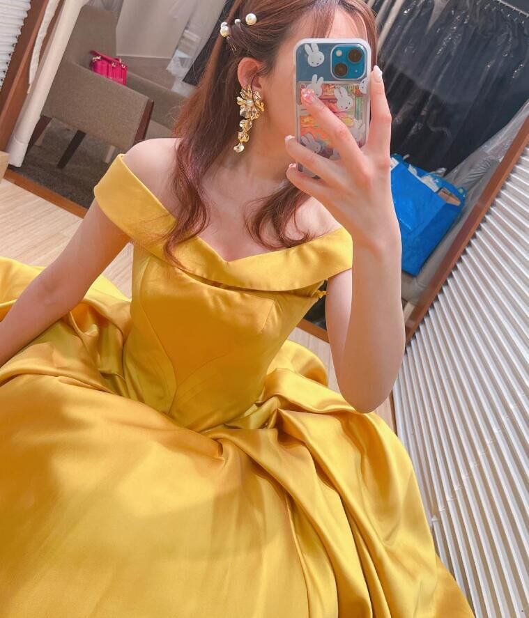 パーティードレス イエロー オフショルダー 花モチーフ 光沢 パーティードレス イエロー オフショルダー 花モチーフ 光沢