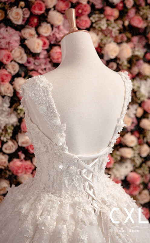 ウエディングドレス プリンセスライン 3D立体レース刺繍 Vネック