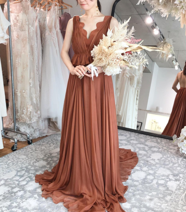 カラードレス エレガント 揺らめく裾 テラコッタ色 オンショルダー  