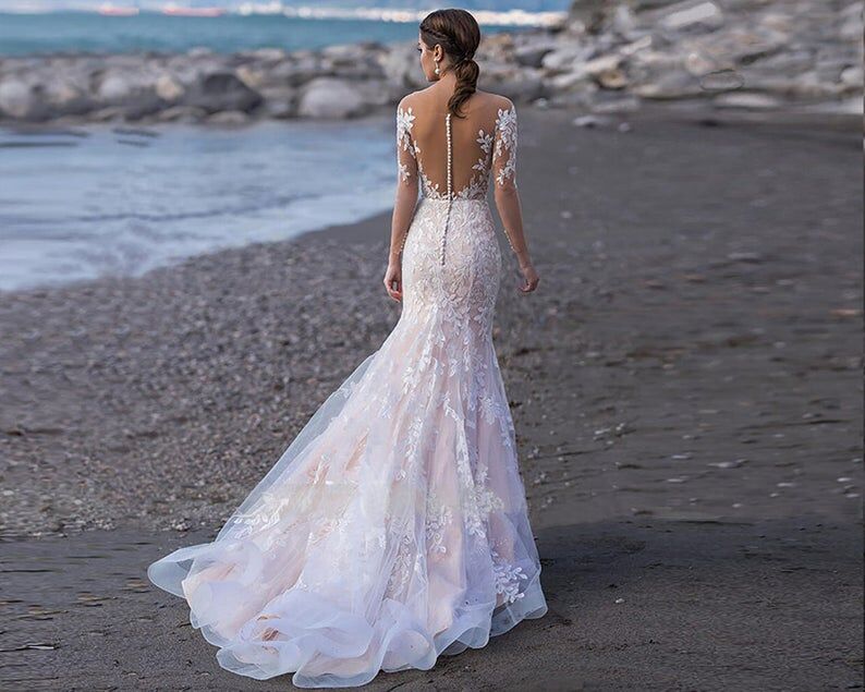 大人気上昇 結婚 ウエディングドレス 薄シャンパンの色 短トレーン  