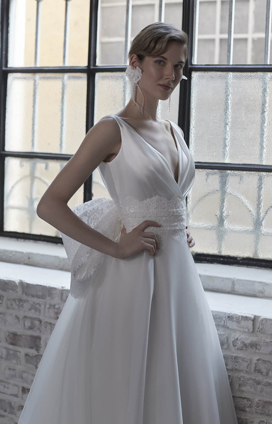 ウエディングドレス キャミソール ブラトップ Vネック ラッフルフリル  