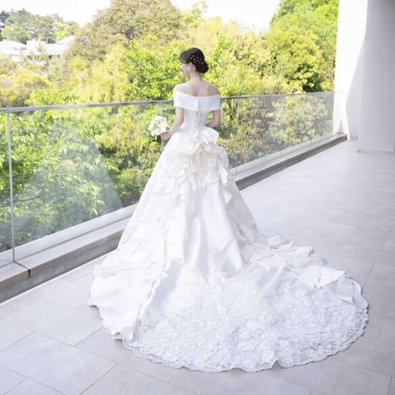 実例写真！ホワイト オフショルダー のみ 光沢サテン 結婚式 前撮り