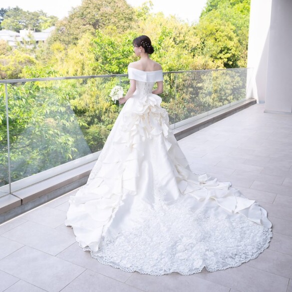 実例写真！ホワイト オフショルダー のみ 光沢サテン 結婚式 前撮り