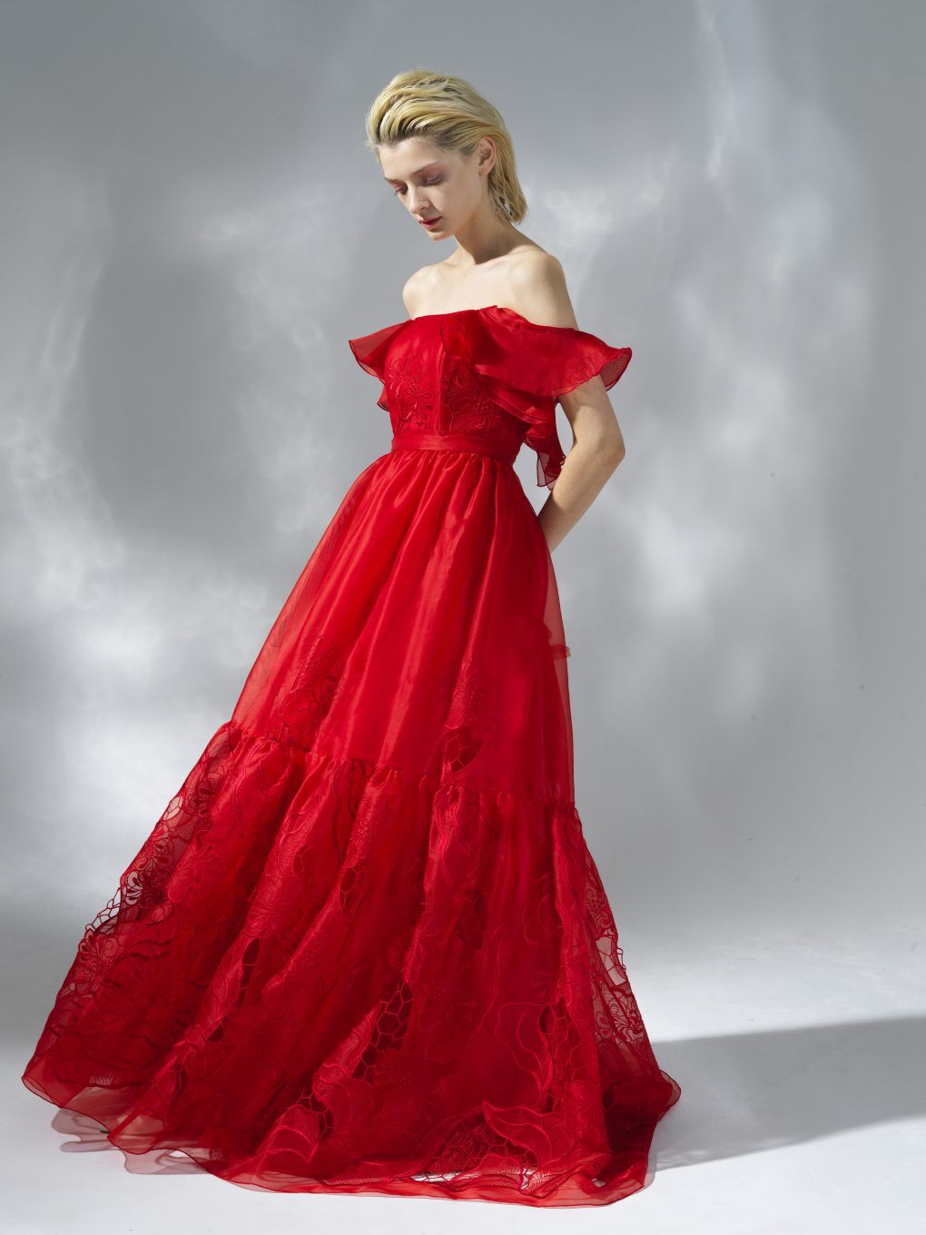 ロングドレス 赤 高級感 光沢のあるシルク ベアトップ 花柄のモチーフ刺繍が美しく 二次会 披露宴