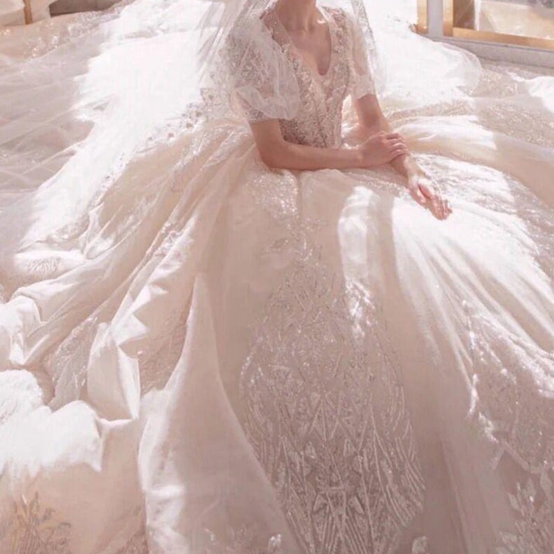 最終値下げ！【新品未使用】ウェディングドレス　豪華　エレガント　クラシカル 豪華！ウエディングドレス 光沢サテン 華やかなトレーン