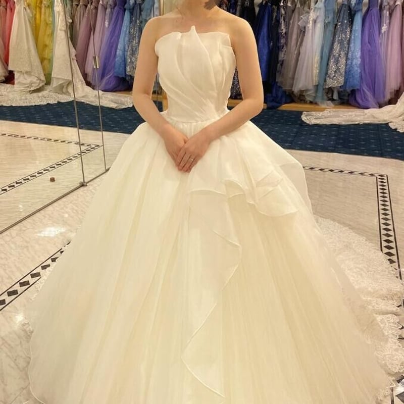 豪華！ ウェディングドレス 裾に繊細レースをあしらった ベアトップ  