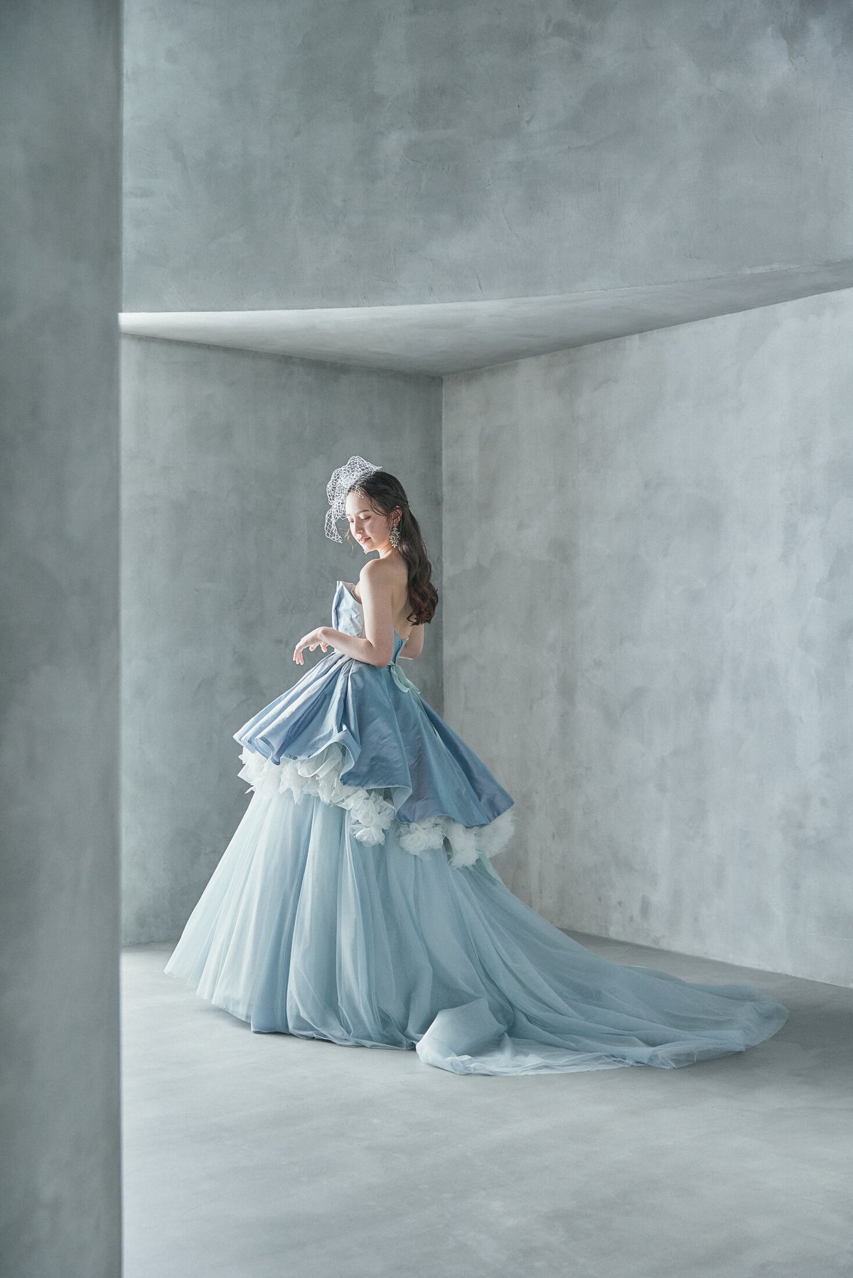 豪華！ ウェディングドレス シルクタフタ 爽やかで優しいブルー 柔らかく重ねたチュールスカート 結婚式