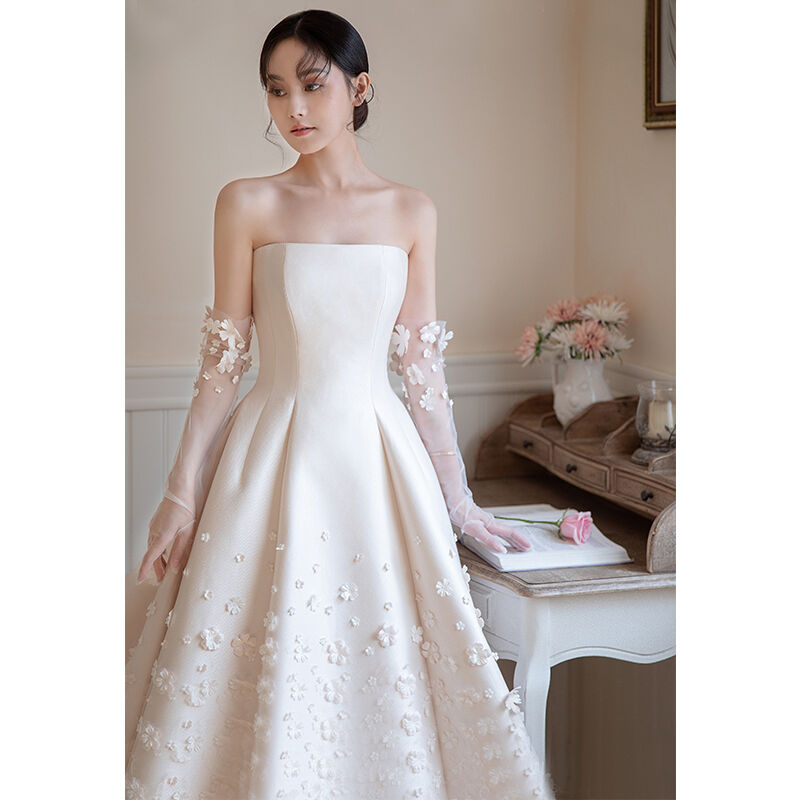 ホワイト ストラップレス サテン ウェディングドレス 美品！ウエディングドレス ホワイト ベアトップ 光沢サテン 花モチーフ