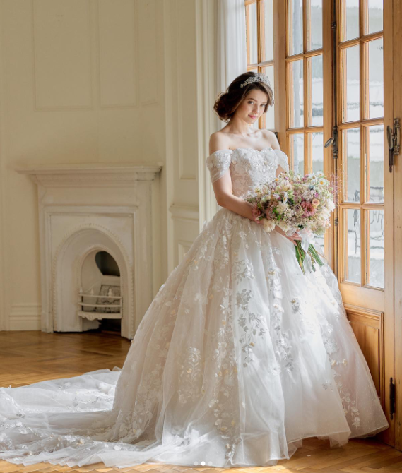 ホワイトレースシンプルな気質花嫁婚約結婚式の写真ダイヤモンドビーズ  