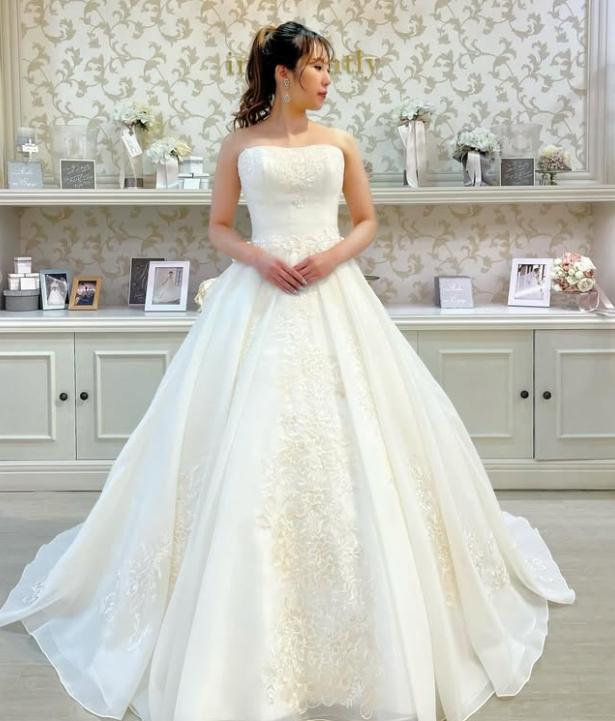 ウエディングドレス オフホワイト ベアトップ ふっくら柔らかなバック