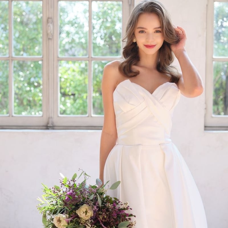 ウェディングドレス 華やかなトレーン ベアトップ マーメイドライン  