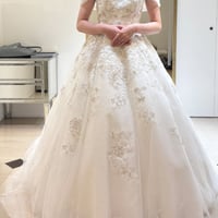 ウエディングドレス   オフホワイト   オフショルダー  花柄モチーフで刺繍が美しい   シークインチュール   華やかなトレーン  結婚式