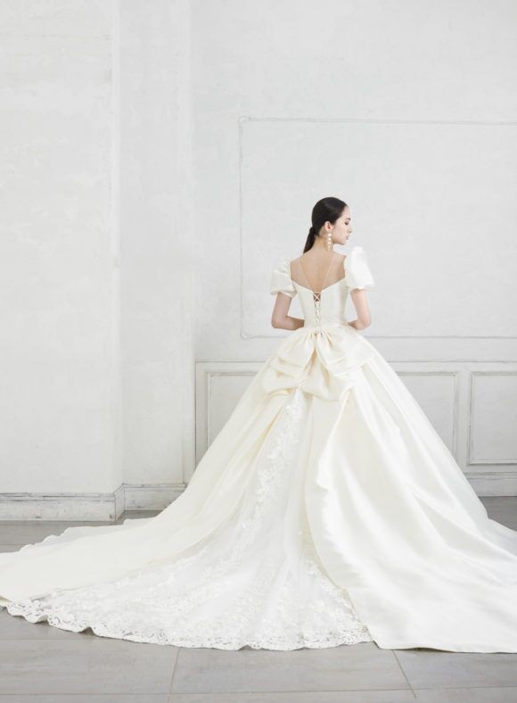 クラシカル ウエディングドレス ホワイト こえる Vネック 繊細レース  