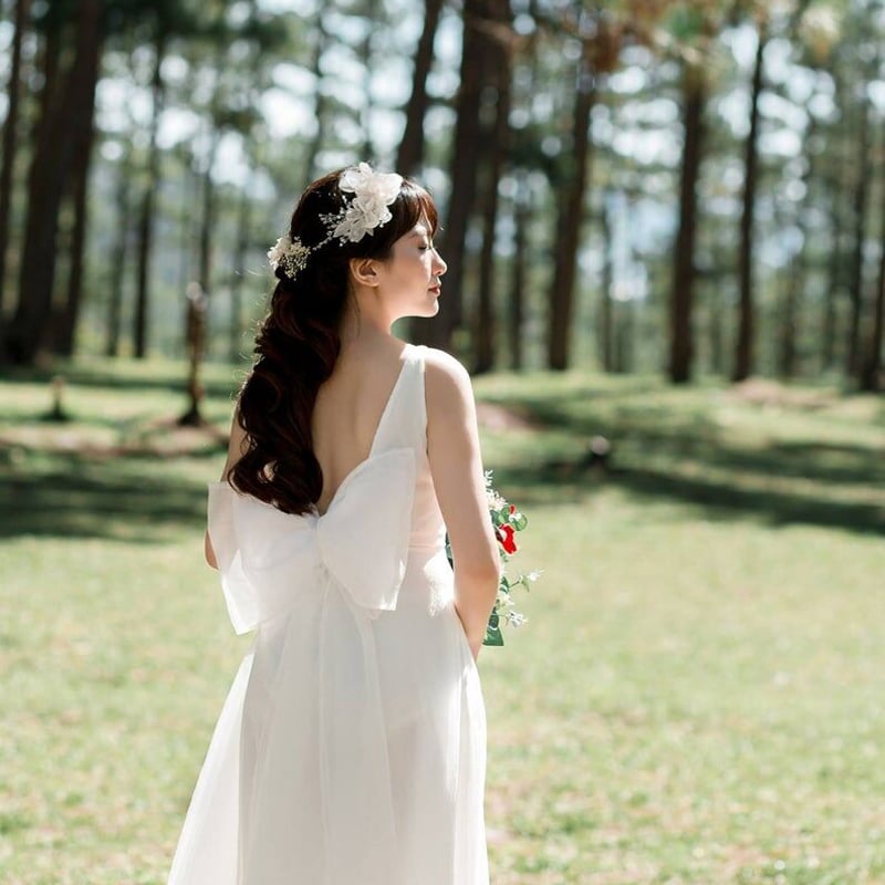 大好評中！Vネック ウエディングドレス オフホワイト ふっくら柔らかな  