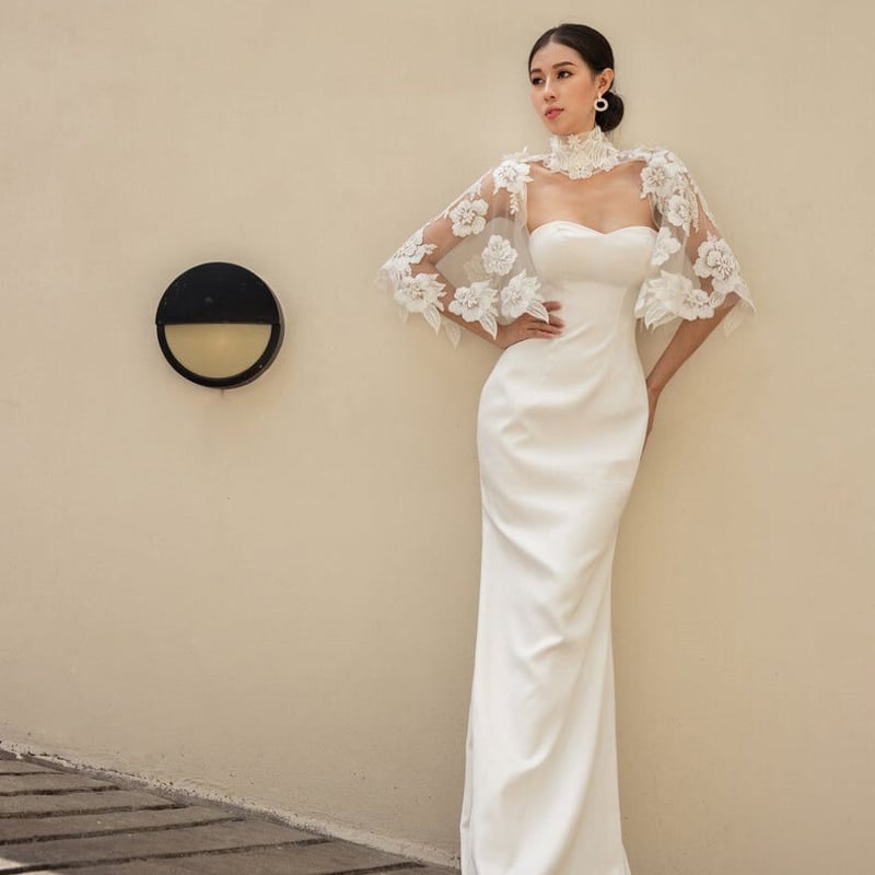 大好評中！ベアトップ ウエディングドレス オフホワイト 短トレーン  