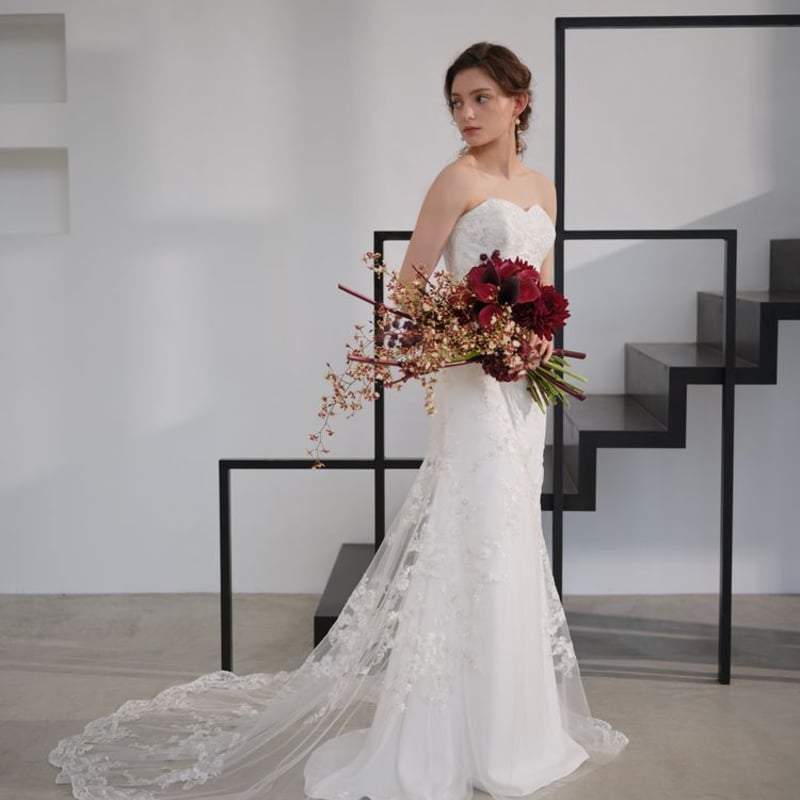 裾に繊細レースをあしらった ウエディングドレス ホワイト ベアトップ  